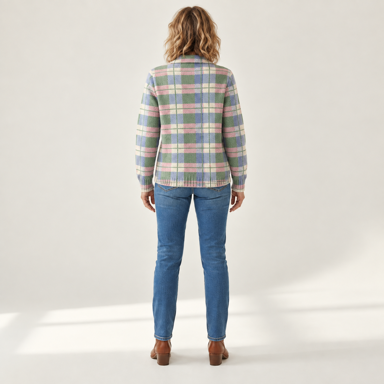 Margot - Pastelkleurig gebreid vest met knopen - back view