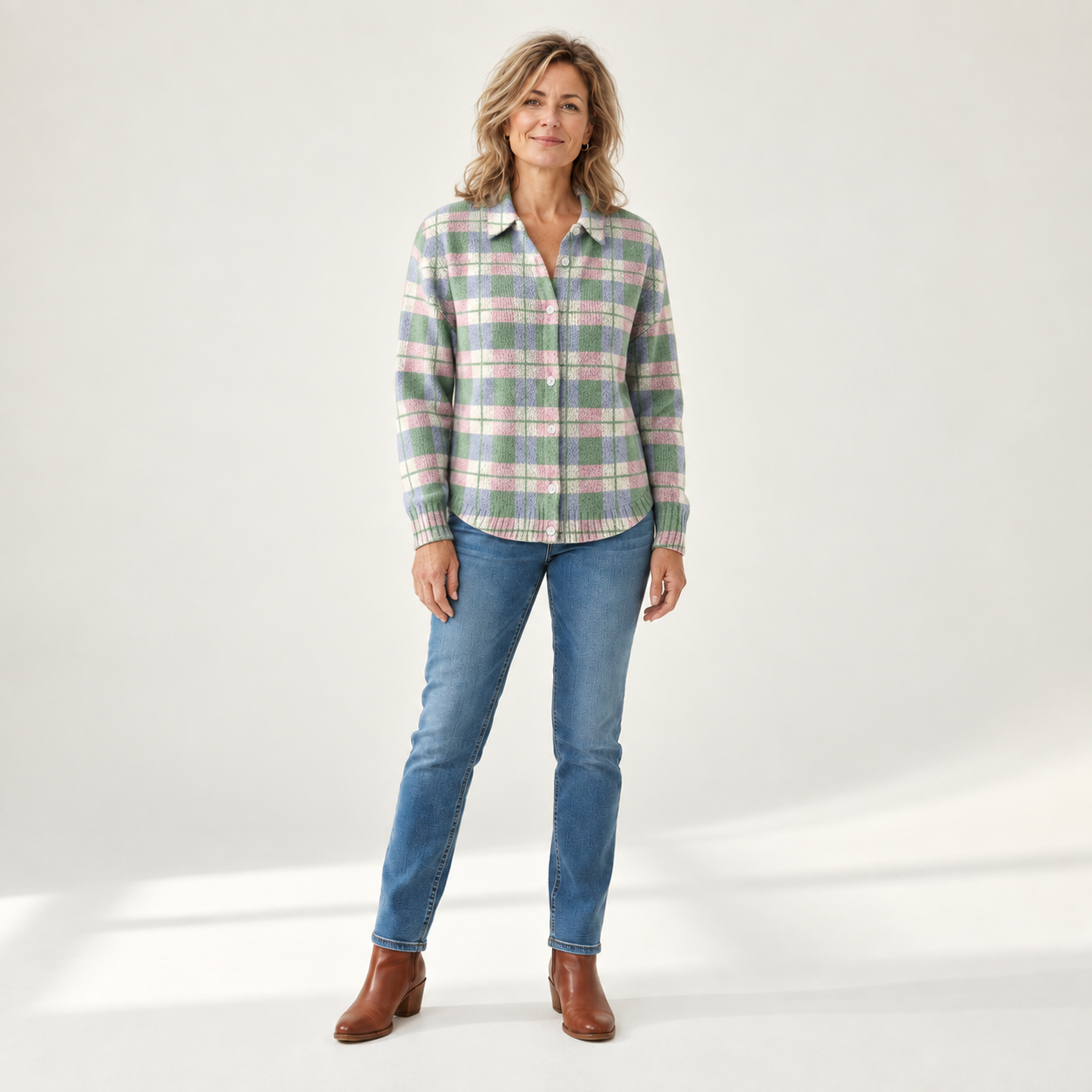 Margot - Pastelkleurig gebreid vest met knopen - front view