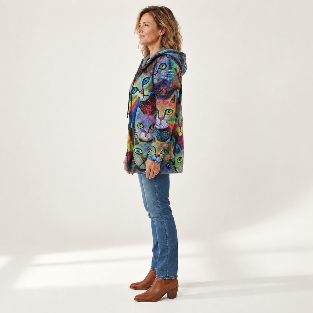 Ella - Hoodie met kat en regenboog - side view