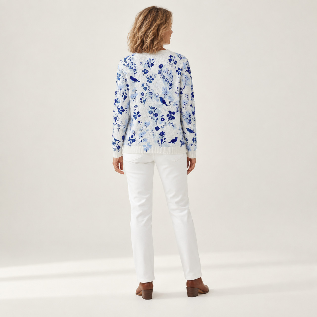 Birgit - Wit-blauw gebreid vest met bloemen & vogels - back view