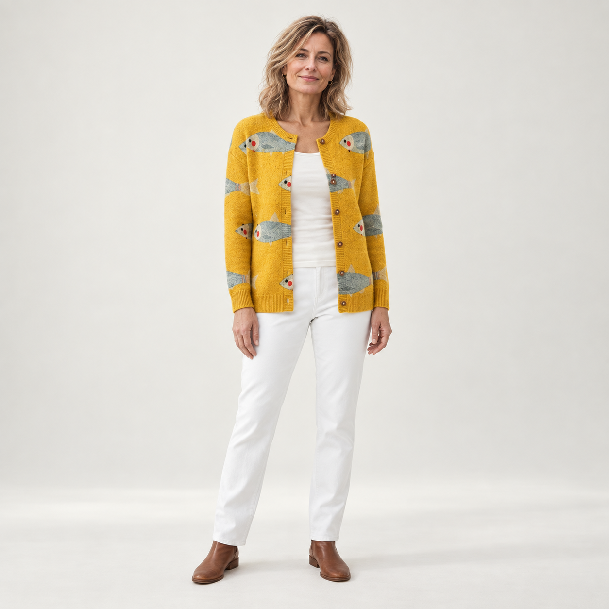 Anke - Geel vest met vismotief - front view
