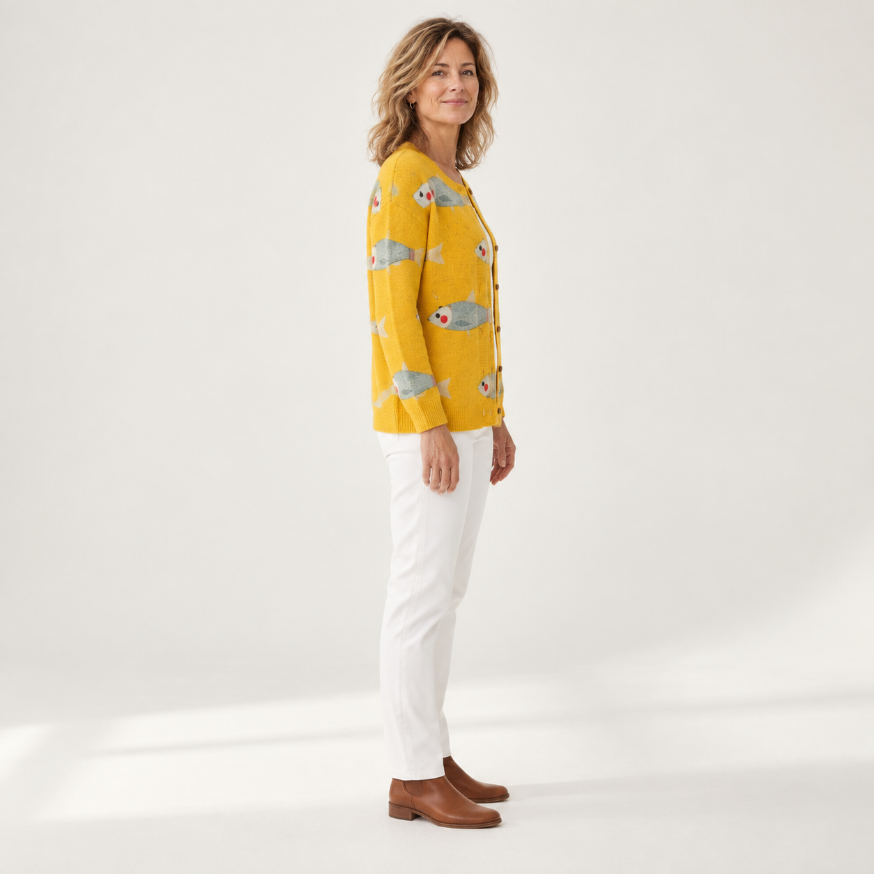 Anke - Geel vest met vismotief - side view