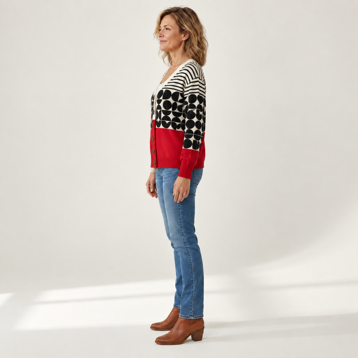 Magdalena - Comfortabele gebreide cardigan met knopen - side view