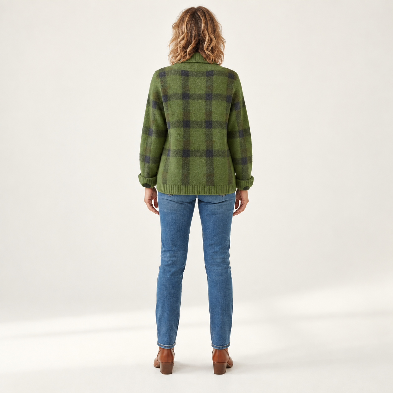 Courtney - Gezellig alledaags gebreid vest met knopen - back view