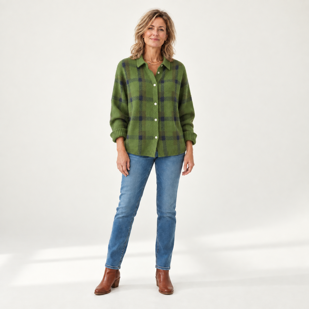 Courtney - Gezellig alledaags gebreid vest met knopen - front view