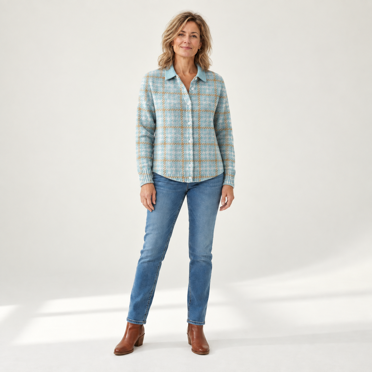 Clara - Hemelsblauw geblokt vest met knopen - front view