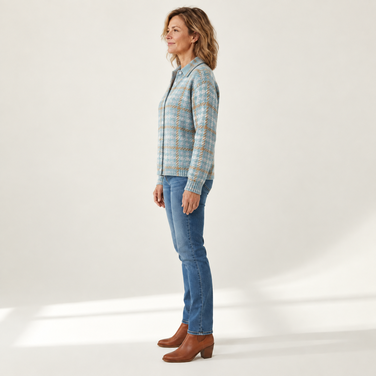 Clara - Hemelsblauw geblokt vest met knopen - side view