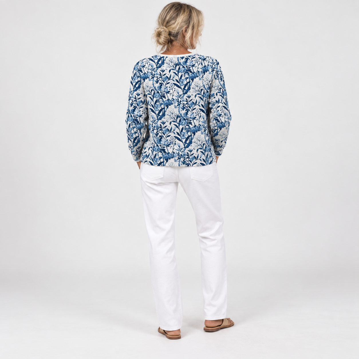 Ingrid - Blauw-wit vest met bloemen & vogels - achterkant