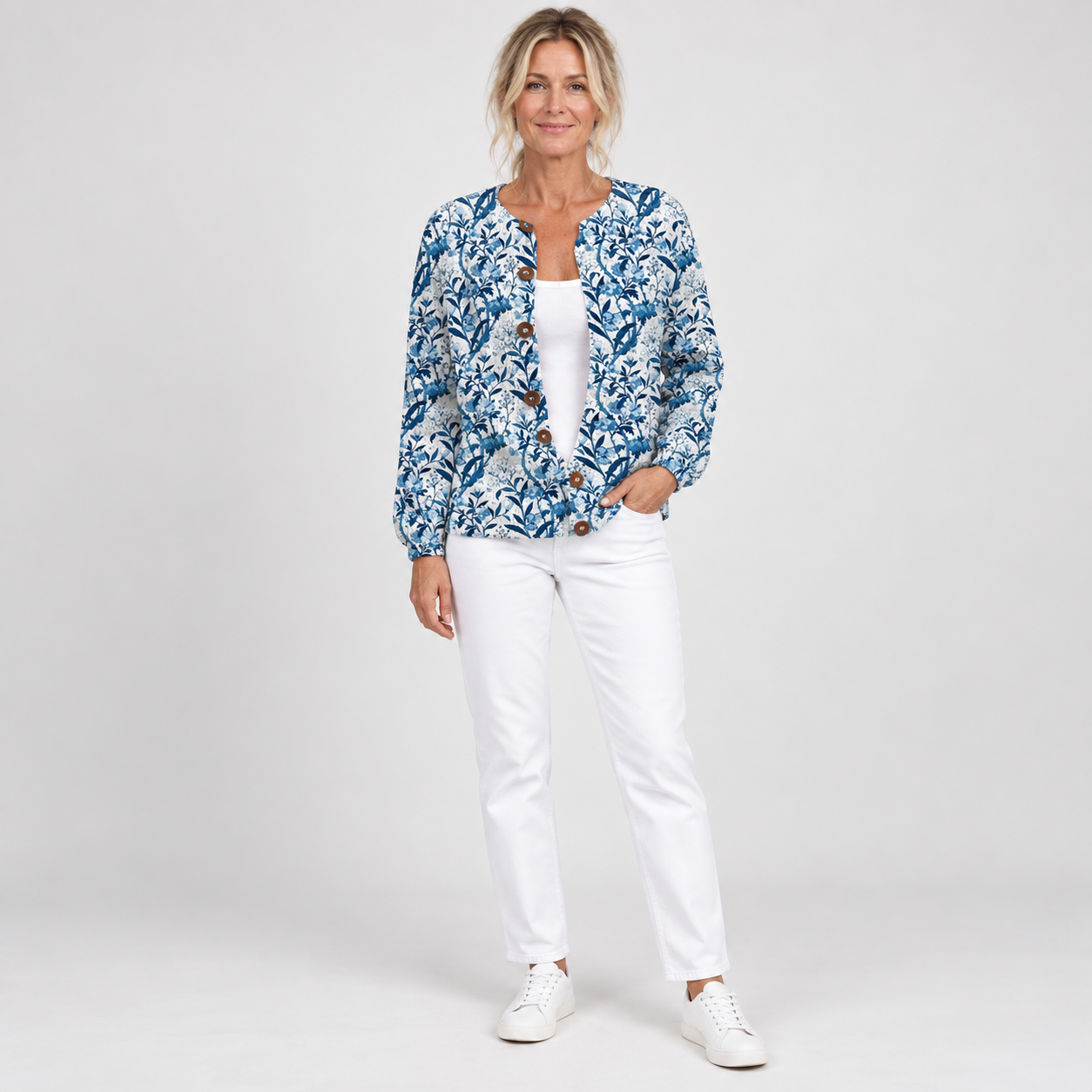 Ingrid - Blauw-wit vest met bloemen & vogels - voorkant