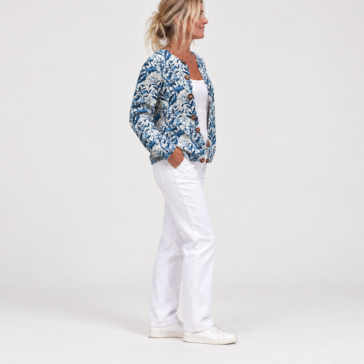 Ingrid - Blauw-wit vest met bloemen & vogels - zijkant