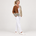 Renate - Patchworkvest in bruin en crème - zijkant