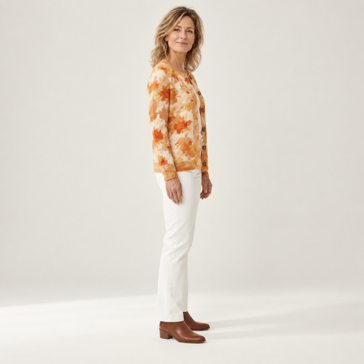 Andrea - Vest met herfstachtig bladerenpatroon - side view