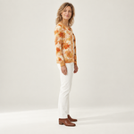 Andrea - Vest met herfstachtig bladerenpatroon - side view