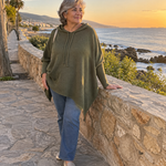 Gebreide poncho met capuchon in taupe