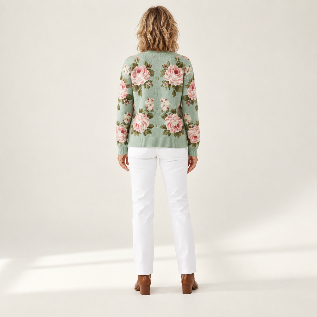 Christa - Saliegroen vest met rozenpatroon - achterkant