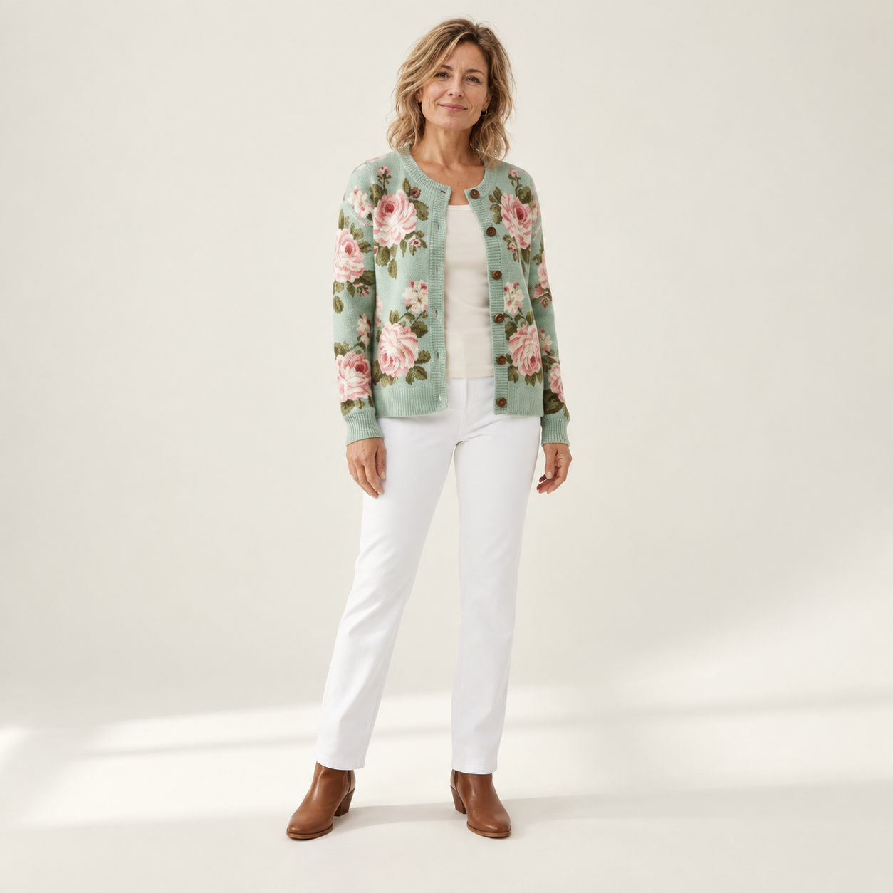 Christa - Saliegroen vest met rozenpatroon - voorkant