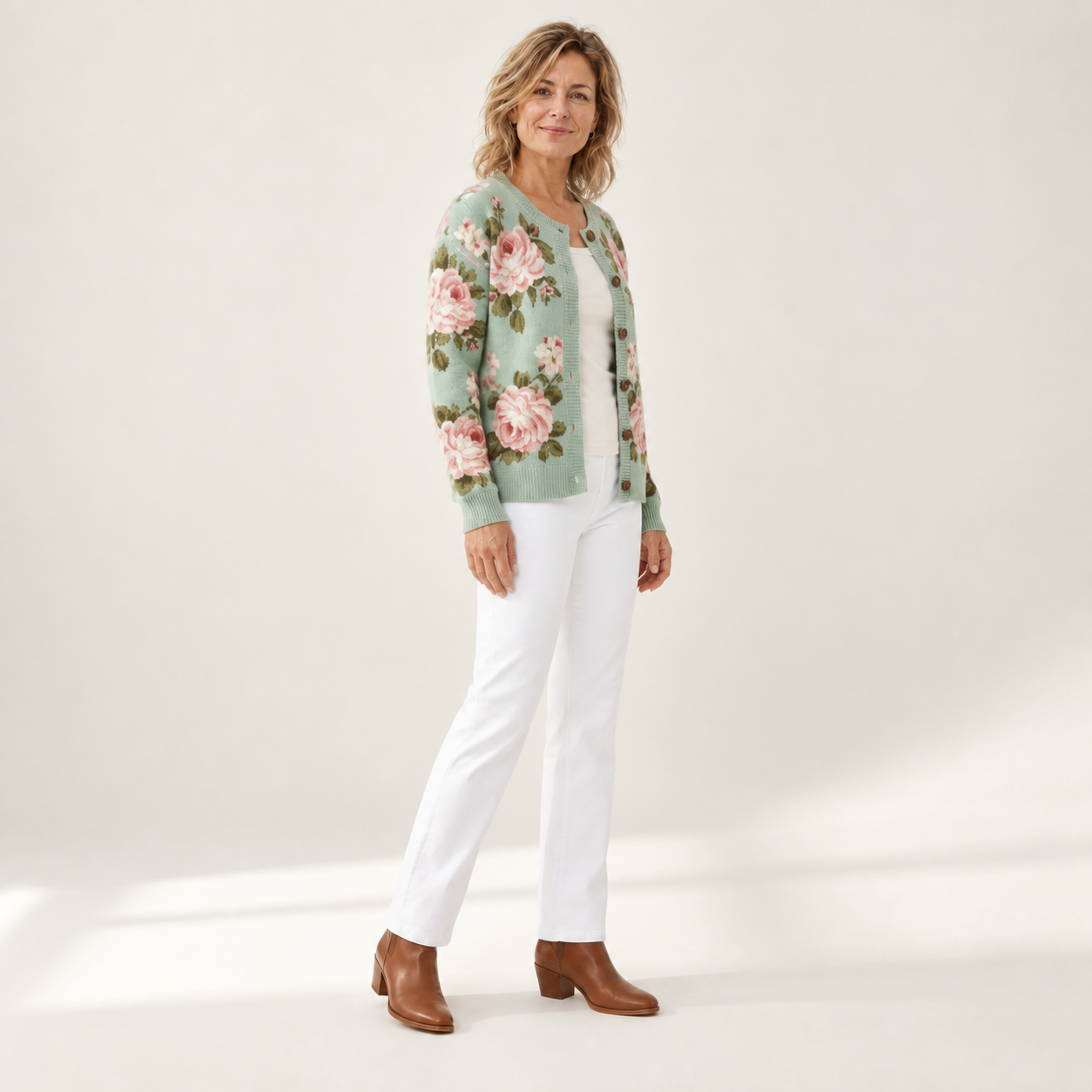 Christa - Saliegroen vest met rozenpatroon - zijkant