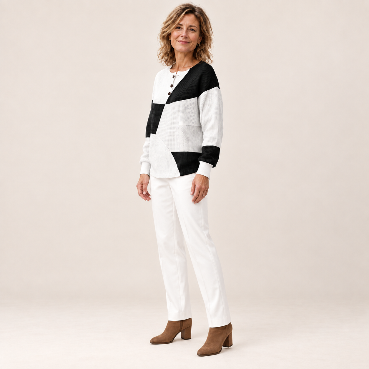 Fenna patchworktrui met model - zijaanzicht