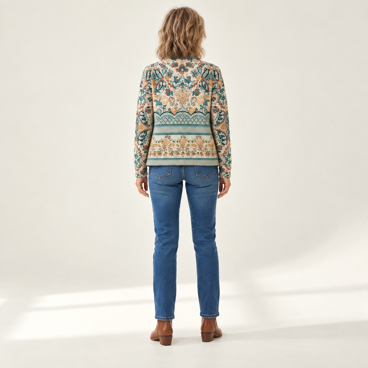 Gisela vest met model - achteraanzicht