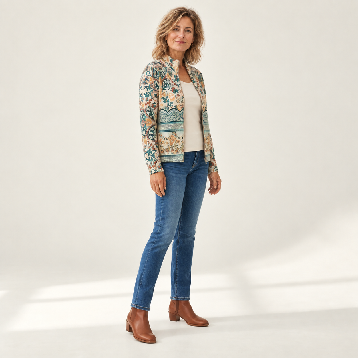 Gisela vest met model - zijaanzicht