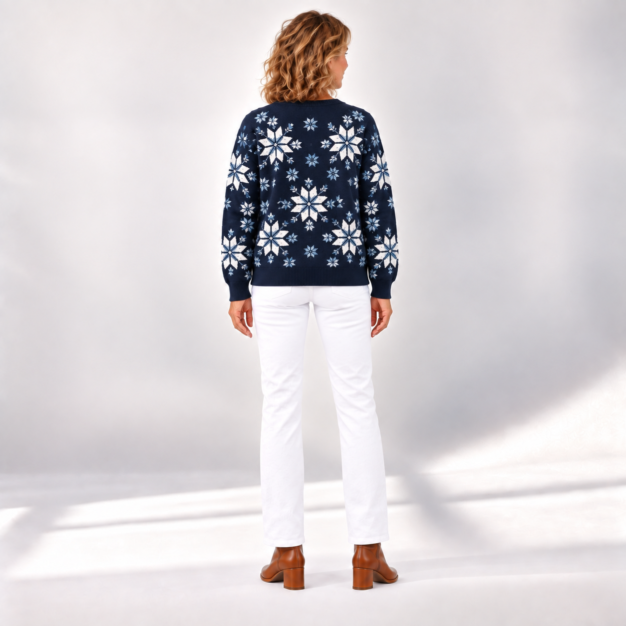 Gisela - Donkerblauw vest met sneeuwsterpatroon - achterkant