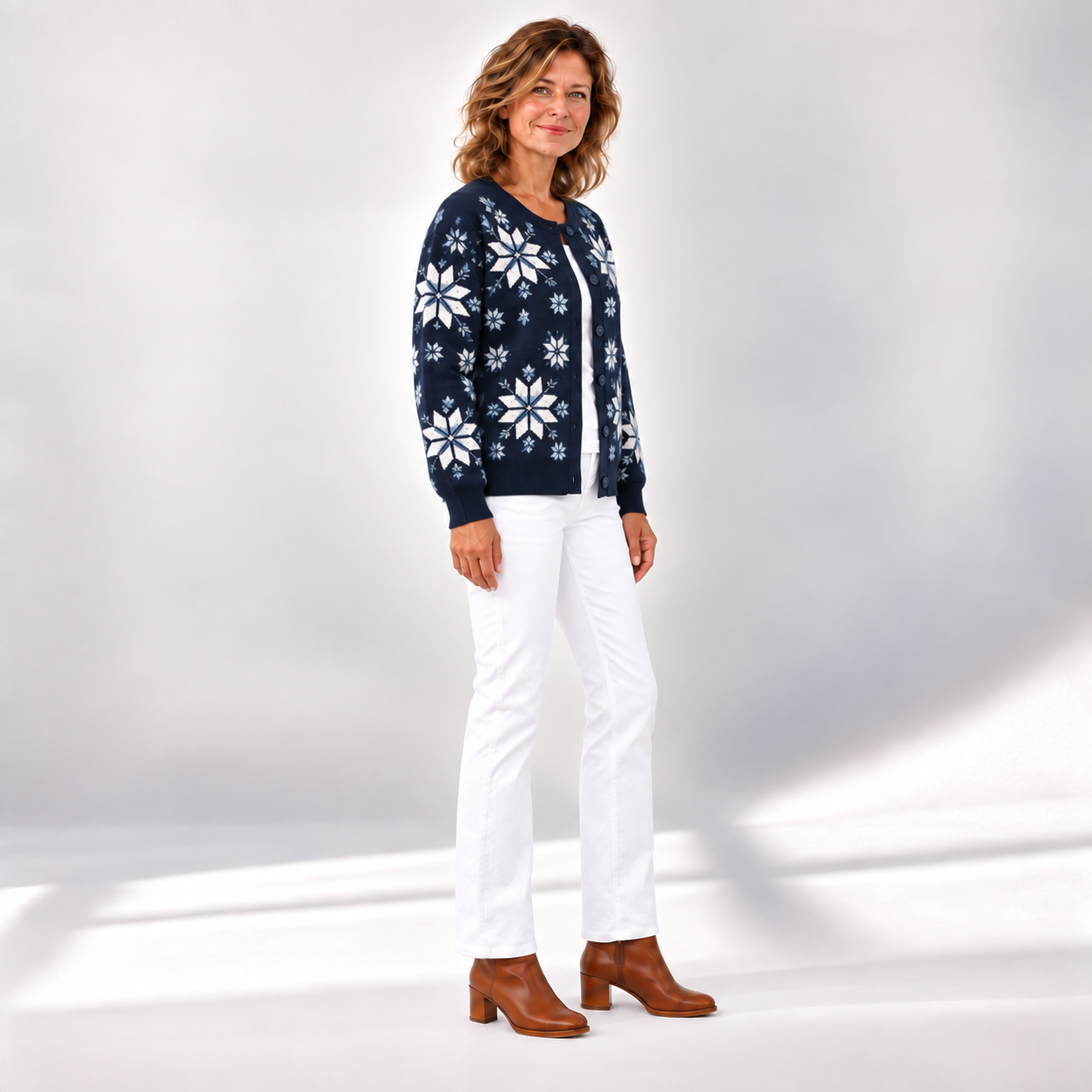 Gisela - Donkerblauw vest met sneeuwsterpatroon - zijkant