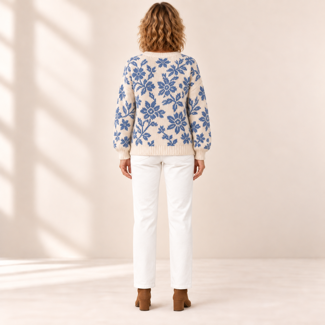 Heike - Crèmekleurig vest met blauwe bloemen - achterkant