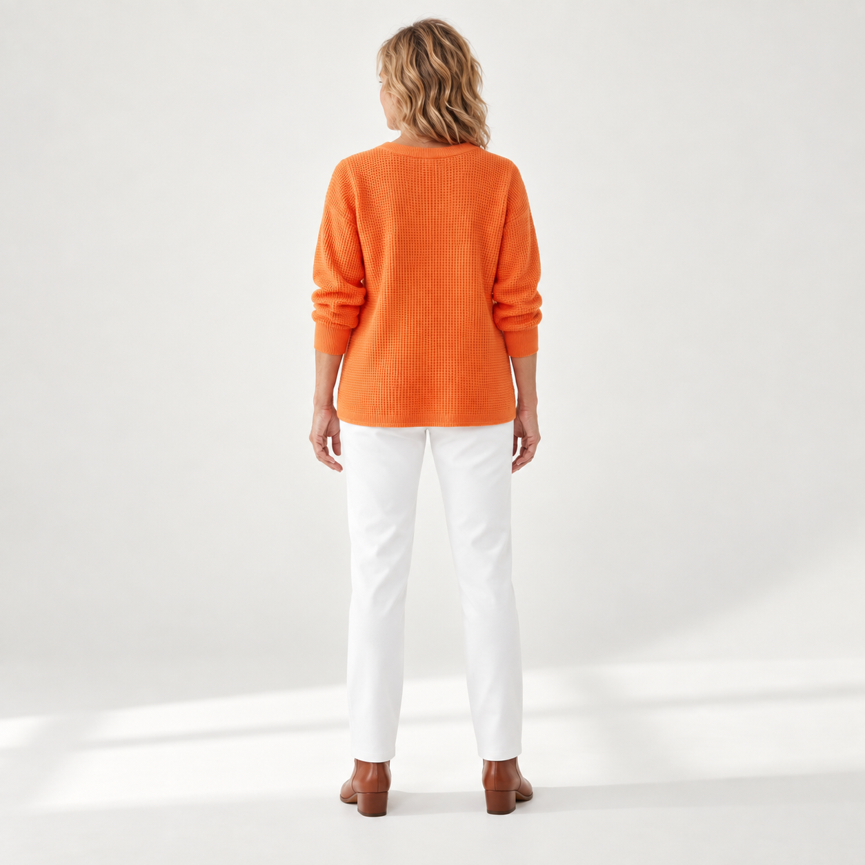 Iris oranje trui met model - achteraanzicht