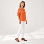 Iris oranje trui met model - zijaanzicht