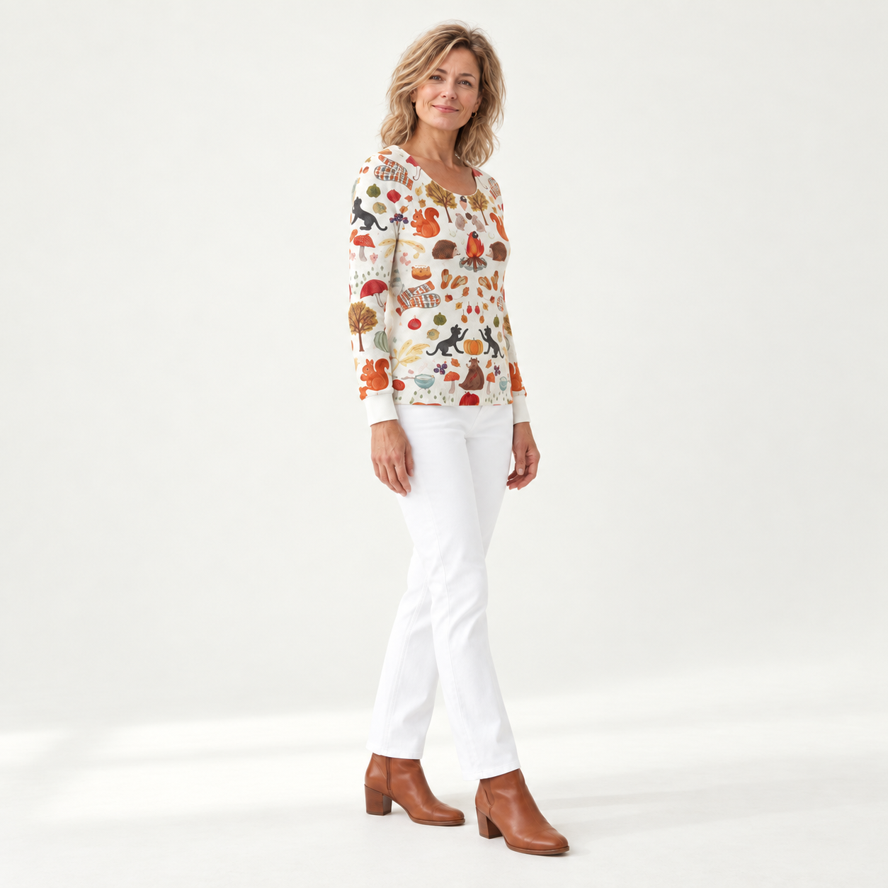 Loes trui met herfstbosmotief - model zijaanzicht
