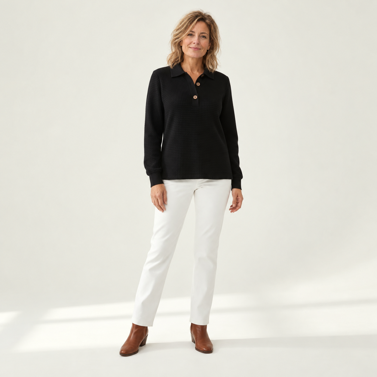 Marieke zwarte trui met model - vooraanzicht