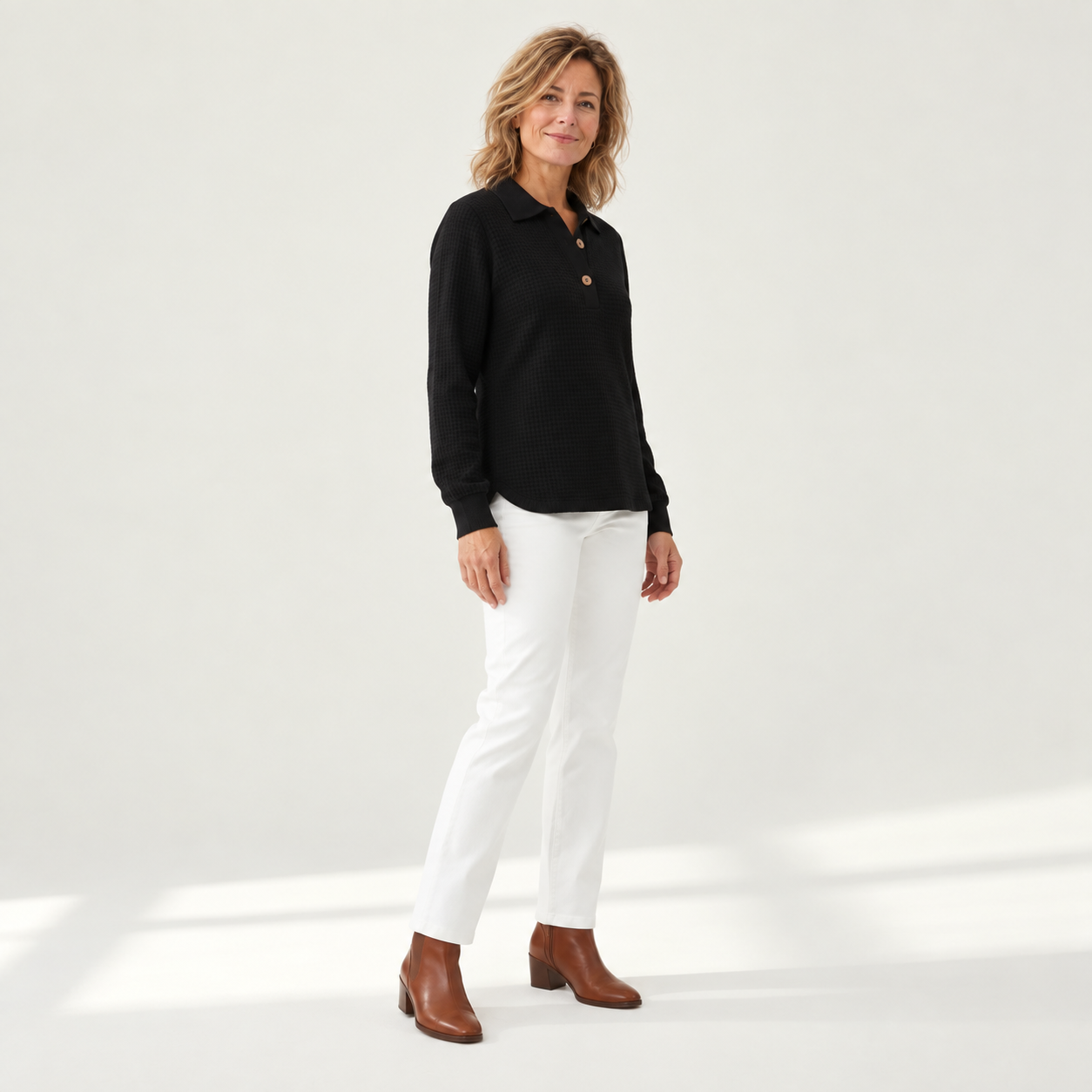 Marieke zwarte trui met model - zijaanzicht