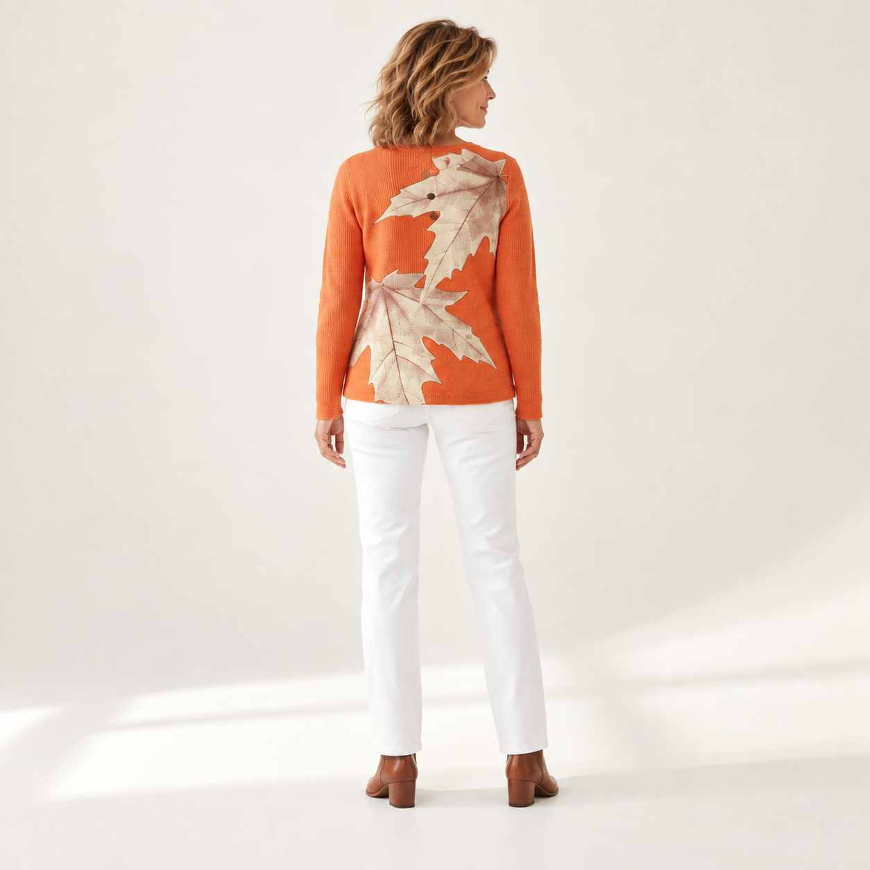 Marit trui in oranje - model achterzijde