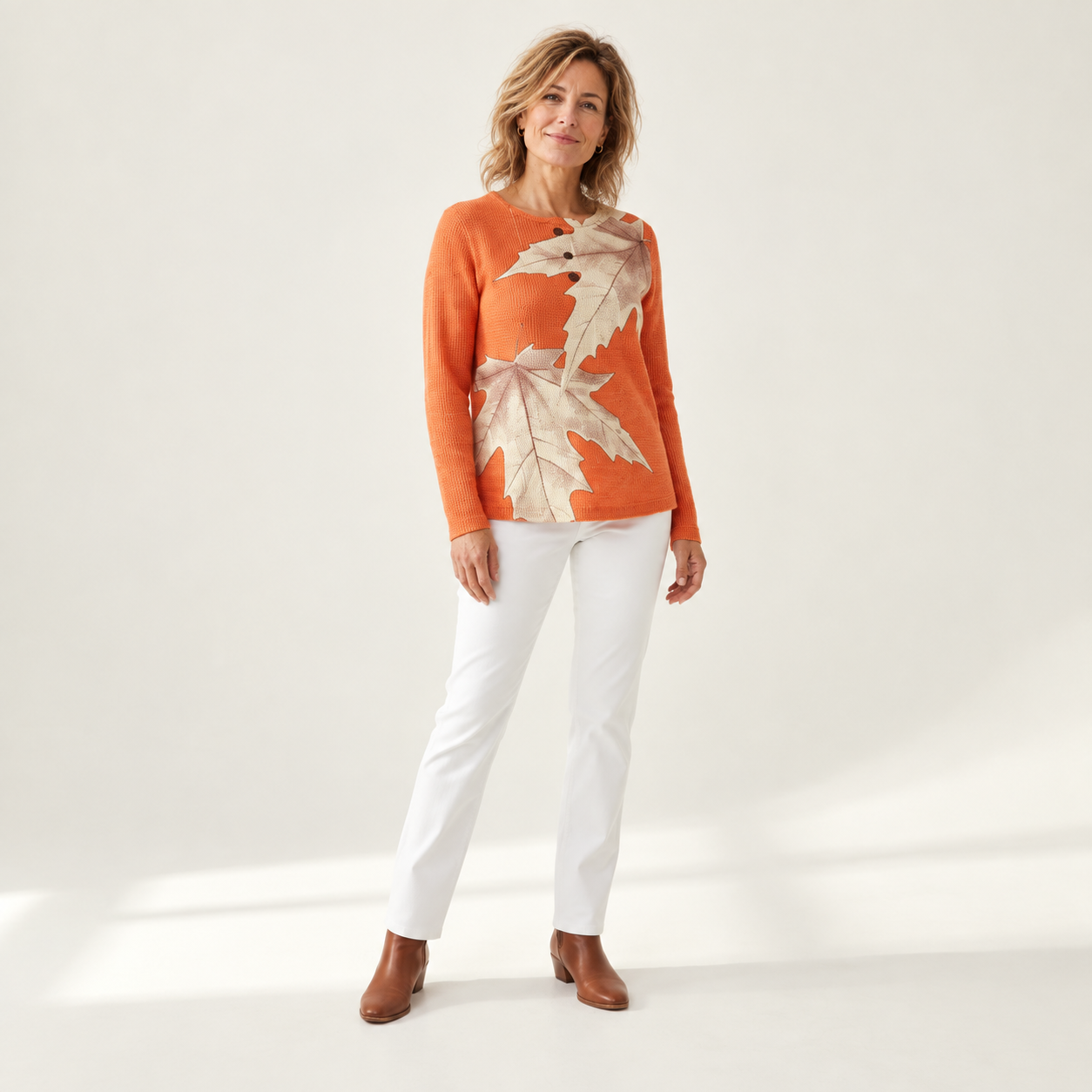 Marit trui in oranje - model voorzijde