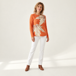 Marit trui in oranje - model voorzijde