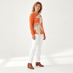Marit trui in oranje - model zijaanzicht