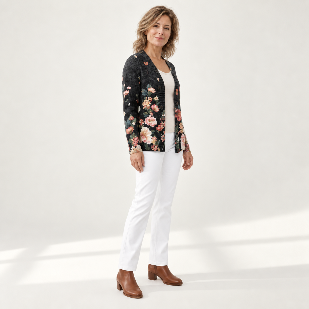 Martina - Gebreid vest met kleurrijke wilde bloemen - zijkant