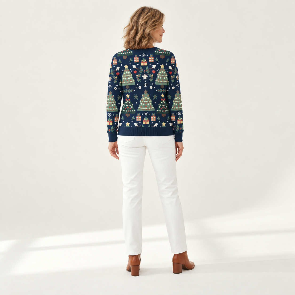 Mila kersttrui in donkerblauw - model achterzijde