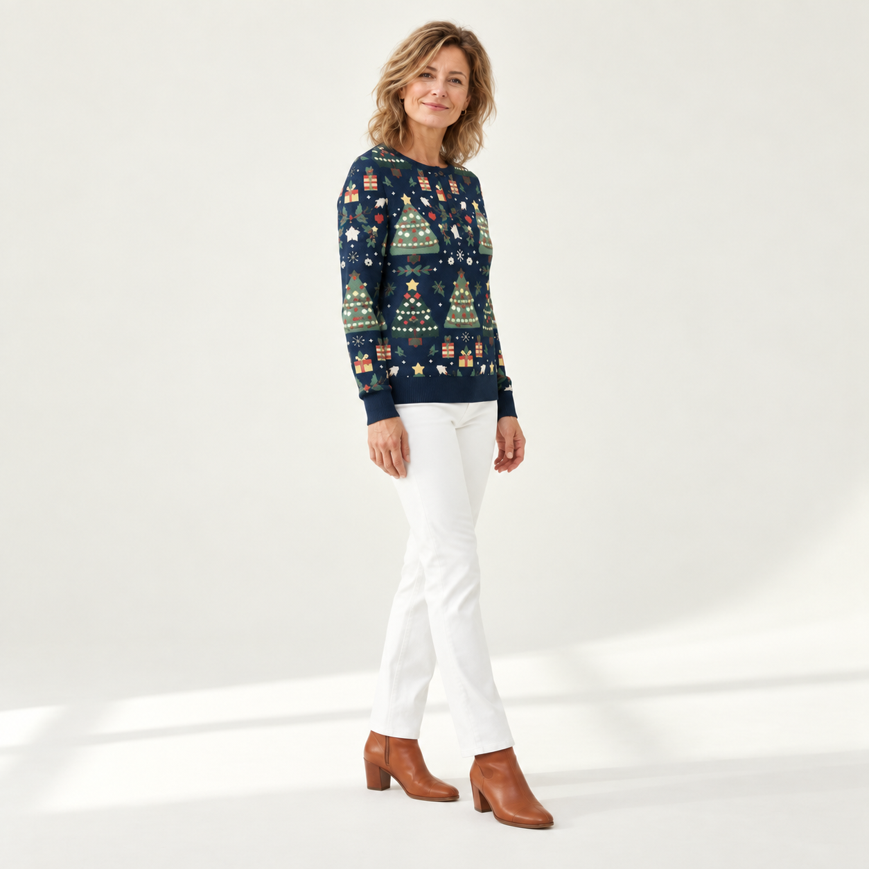 Mila kersttrui in donkerblauw - model zijaanzicht