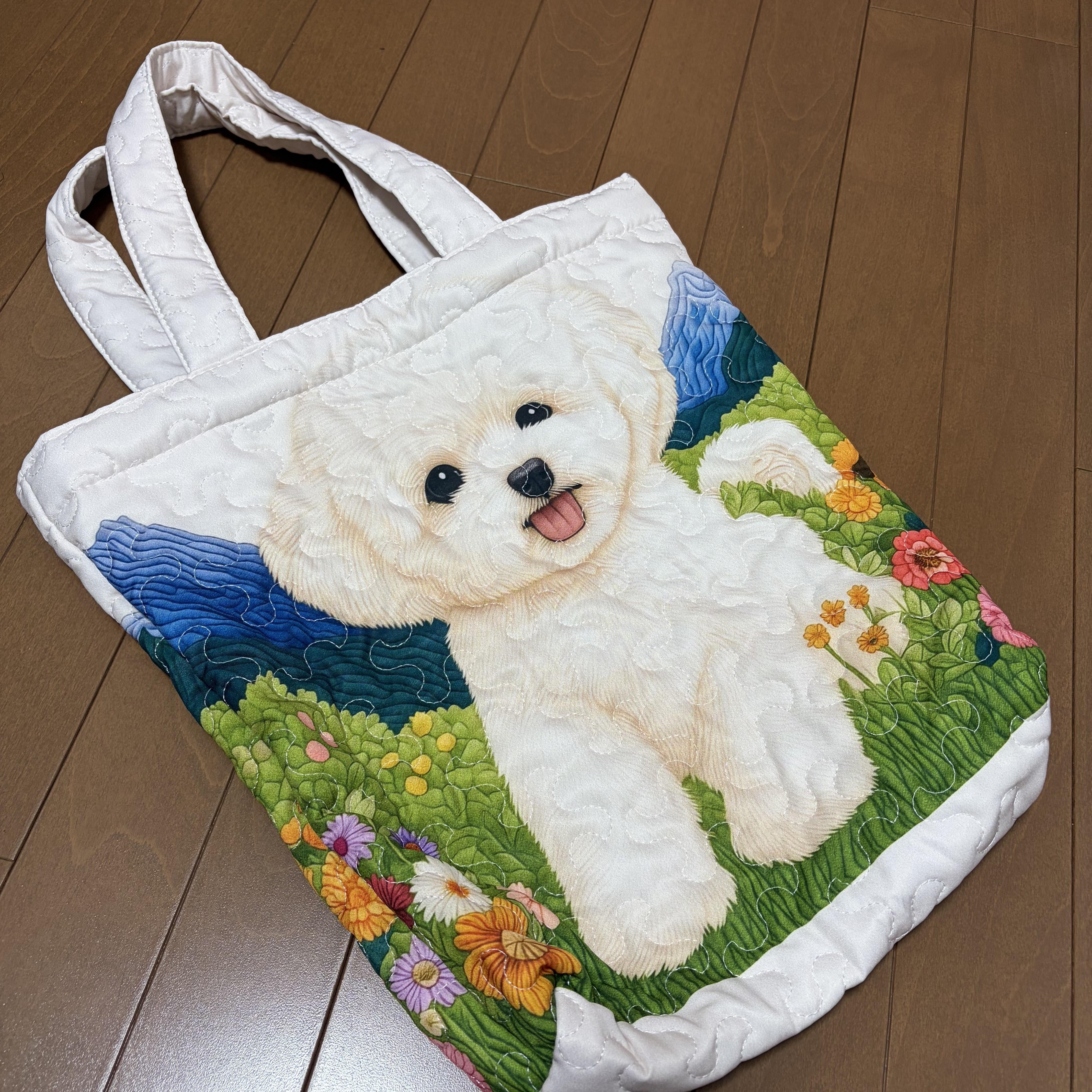 白い犬と花柄のキルティングトートバッグ（斜め前から）