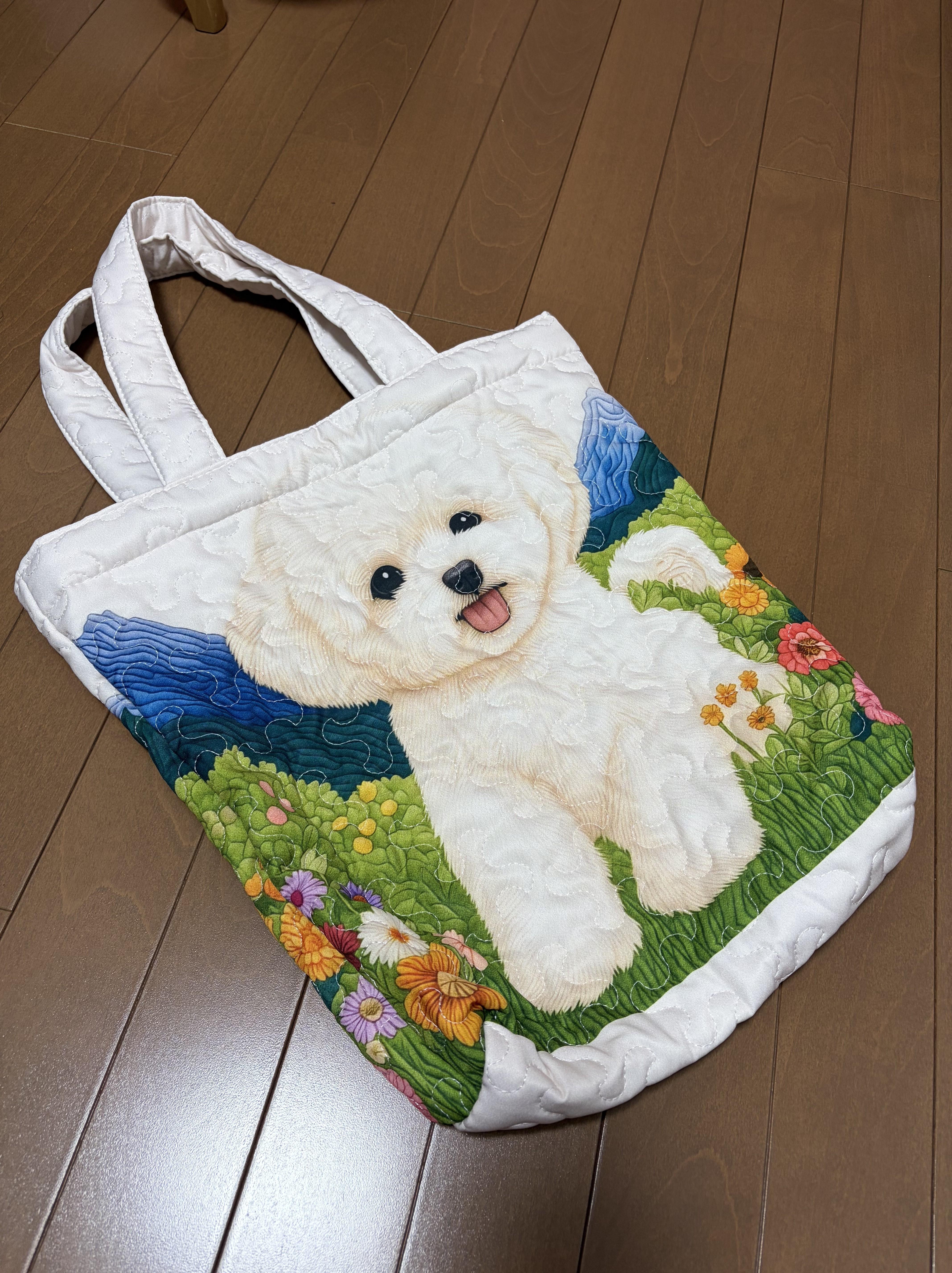 白い犬と花柄のキルティングトートバッグ（斜め前から）
