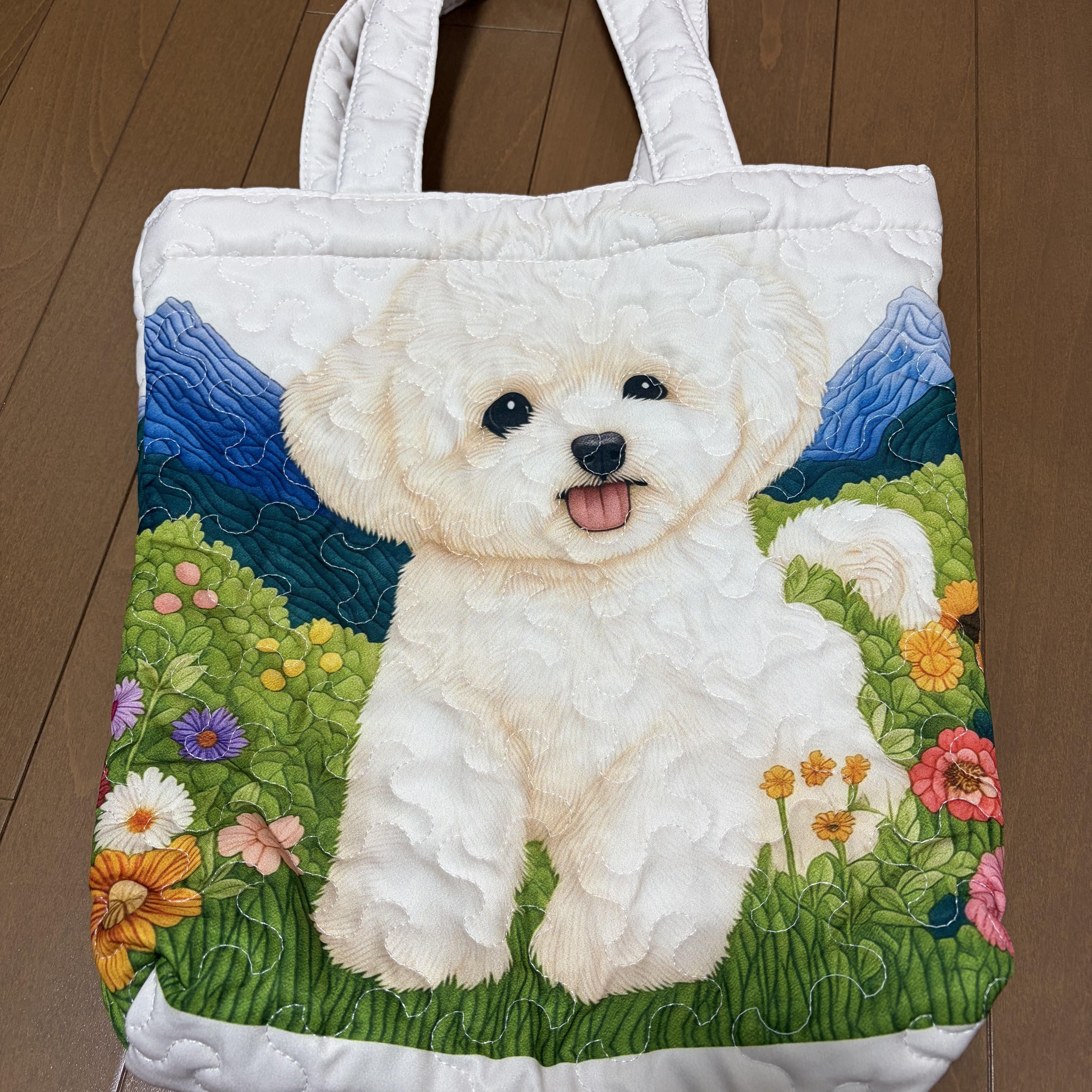 白い犬と花柄のキルティングトートバッグ（正面）
