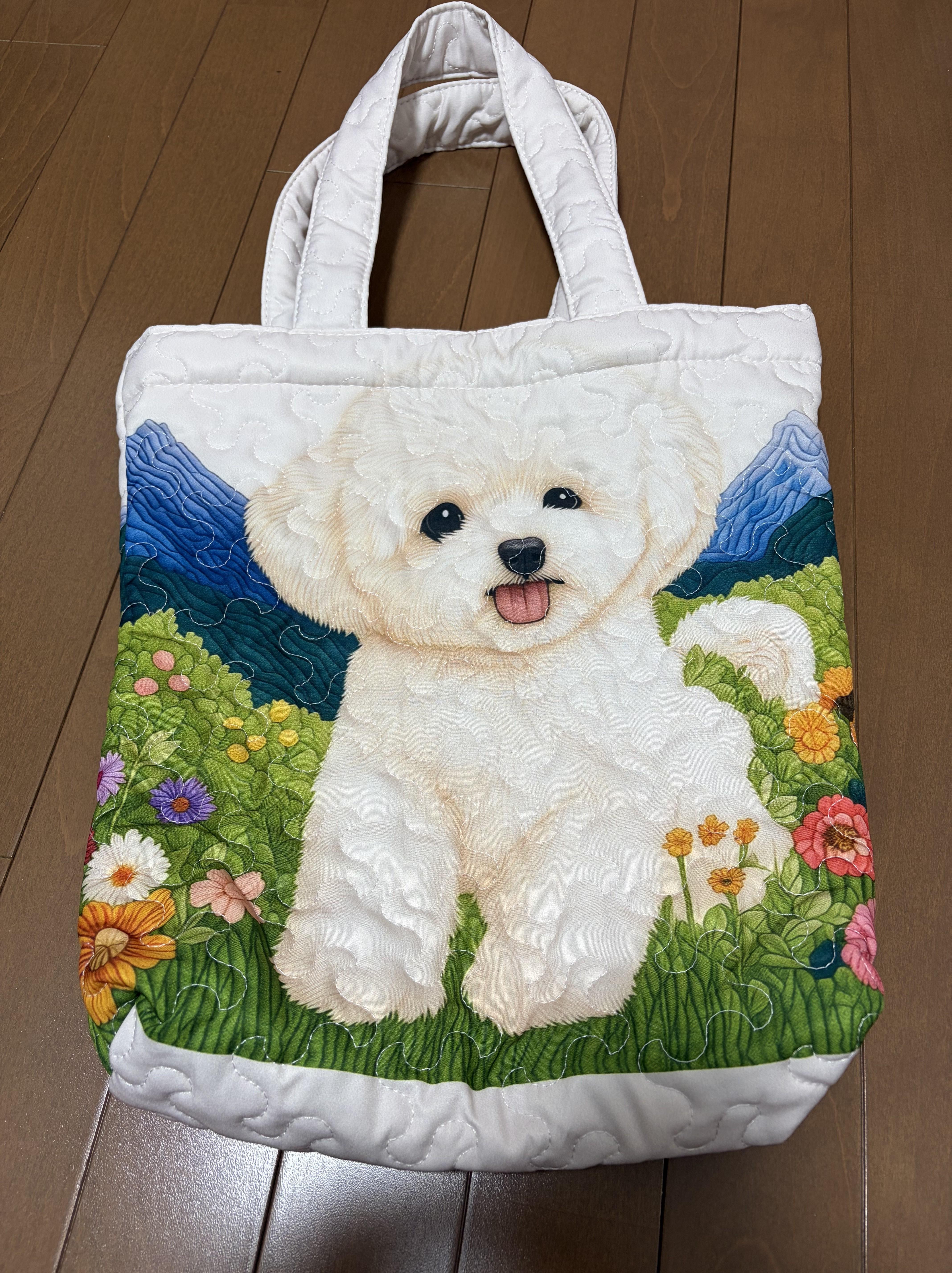 白い犬と花柄のキルティングトートバッグ（正面）