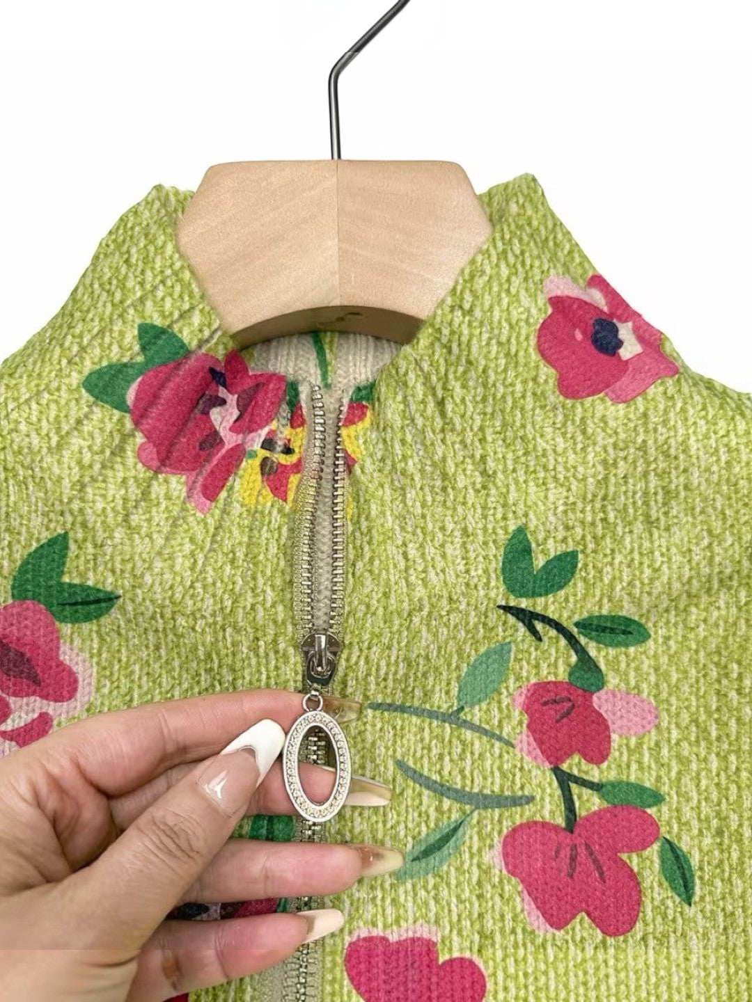 Elke - Groen vest met bloemenpatroon