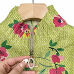 Elke - Groen vest met bloemenpatroon