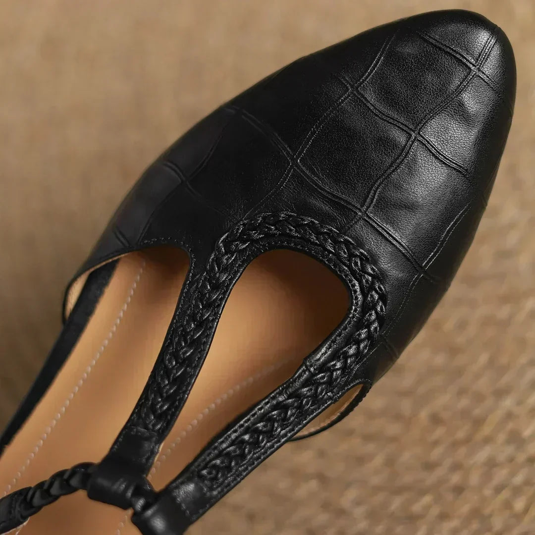 Greta - Klassieke leren schoenen met T-band en gevlochten detail