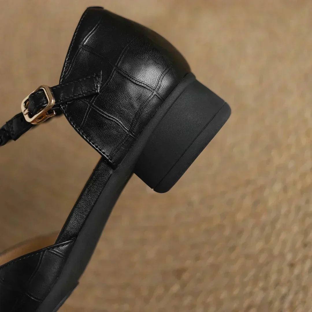 Greta - Klassieke leren schoenen met T-band en gevlochten detail