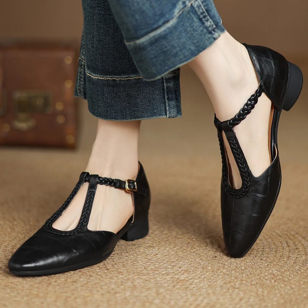 Greta - Klassieke leren schoenen met T-band en gevlochten detail