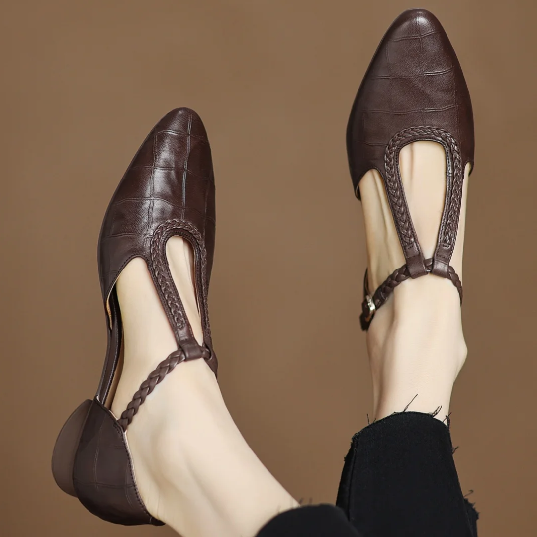 Greta - Klassieke leren schoenen met T-band en gevlochten detail