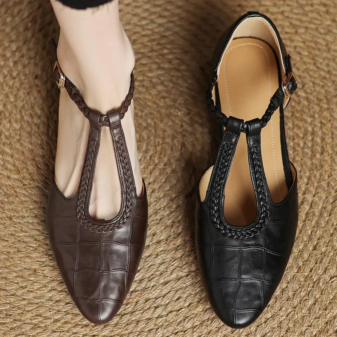 Greta - Klassieke leren schoenen met T-band en gevlochten detail